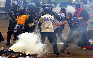委内瑞拉政局动荡 当局逮捕243名抗议者