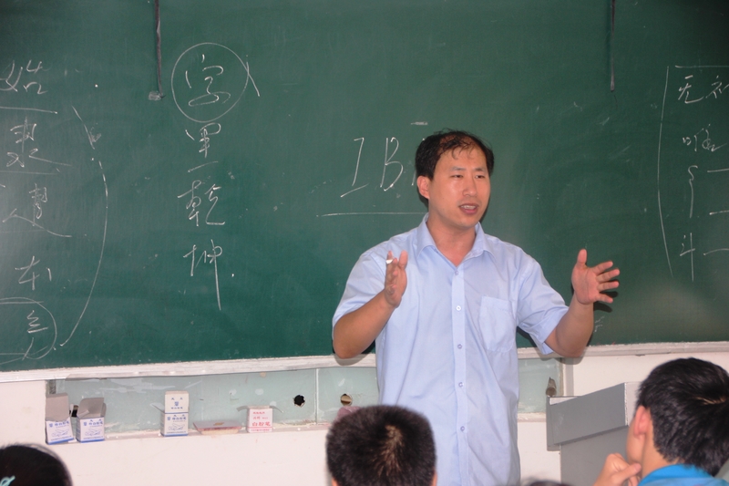 沈阳雄狮现代美术设计学校的董治宇老师正在授课(图片来源:明慧网)