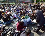 數百名罹難者家屬5月9日聚集在韓國總統府青瓦台前，要求政府懲治發表不當言論的韓國KBS電視台報導局局長金時坤。（AFP PHOTO/JUNG YEON-JE）