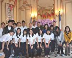中华民国驻法代表吕庆龙9日（当地时间）欢迎国立台
中二中的18人访问团，他鼓励学生要培养国际竞争力。
（驻法代表处提供）