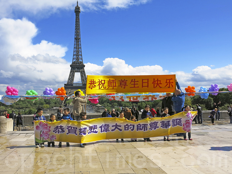 法轮大法小弟子们恭祝师尊生日快乐。(关宇宁/大纪元)