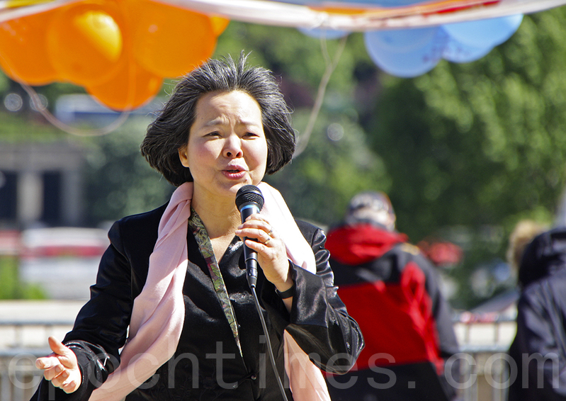 法轮功学员用歌声庆祝法轮大法日。(叶萧斌/大纪元)
