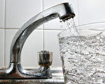 英國飲水監控單位抽驗，在水中發現古柯鹼代謝物Benzoylecgonine及布洛芬（ibuprofen）。圖為英國倫敦一家廚房水龍頭。（Cate Gillon／Getty Images）