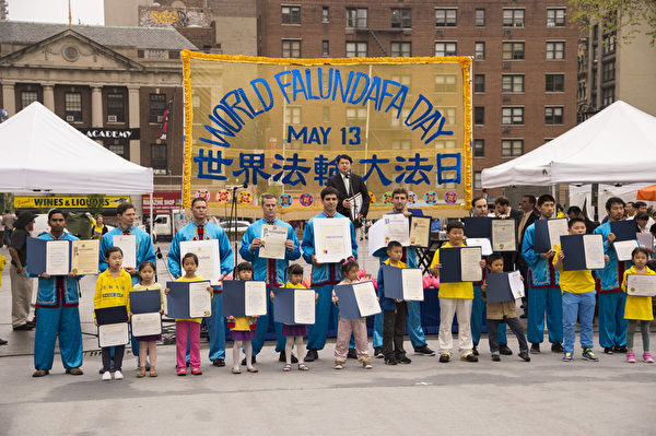 2014年5月15日為了慶祝世界法輪大法日,部分紐約法輪功學員於聯合廣場舉辦慶祝活動。(戴兵/大紀元) 2014年5月15日為了慶祝世界法輪大法日,部分紐約法輪功學員於聯合廣場舉辦慶祝活動。(戴兵/大紀元)