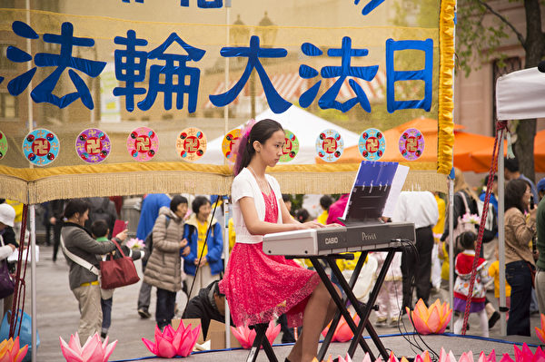 2014年5月15日為了慶祝世界法輪大法日,部分紐約法輪功學員於聯合廣場舉辦慶祝活動。(戴兵/大紀元) 2014年5月15日為了慶祝世界法輪大法日,部分紐約法輪功學員於聯合廣場舉辦慶祝活動。(戴兵/大紀元)
