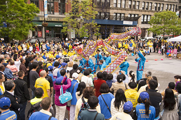 2014年5月15日為了慶祝世界法輪大法日,部分紐約法輪功學員於聯合廣場舉辦慶祝活動。(戴兵/大紀元) 2014年5月15日為了慶祝世界法輪大法日,部分紐約法輪功學員於聯合廣場舉辦慶祝活動。(戴兵/大紀元)