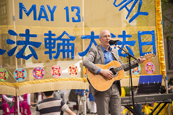 2014年5月15日為了慶祝世界法輪大法日,部分紐約法輪功學員於聯合廣場舉辦慶祝活動。(戴兵/大紀元) 2014年5月15日為了慶祝世界法輪大法日,部分紐約法輪功學員於聯合廣場舉辦慶祝活動。(戴兵/大紀元)