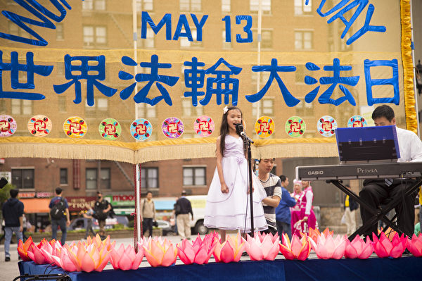 2014年5月15日為了慶祝世界法輪大法日,部分紐約法輪功學員於聯合廣場舉辦慶祝活動。(戴兵/大紀元) 2014年5月15日為了慶祝世界法輪大法日,部分紐約法輪功學員於聯合廣場舉辦慶祝活動。(戴兵/大紀元)
