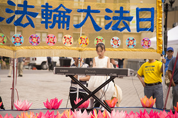 2014年5月15日為了慶祝世界法輪大法日,部分紐約法輪功學員於聯合廣場舉辦慶祝活動。(戴兵/大紀元) 2014年5月15日為了慶祝世界法輪大法日,部分紐約法輪功學員於聯合廣場舉辦慶祝活動。(戴兵/大紀元)