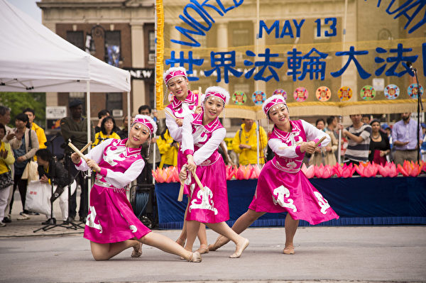 2014年5月15日為了慶祝世界法輪大法日,部分紐約法輪功學員於聯合廣場舉辦慶祝活動。(戴兵/大紀元) 2014年5月15日為了慶祝世界法輪大法日,部分紐約法輪功學員於聯合廣場舉辦慶祝活動。(戴兵/大紀元)