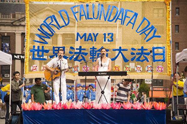 2014年5月15日為了慶祝世界法輪大法日,部分紐約法輪功學員於聯合廣場舉辦慶祝活動。(戴兵/大紀元) 2014年5月15日為了慶祝世界法輪大法日,部分紐約法輪功學員於聯合廣場舉辦慶祝活動。(戴兵/大紀元)