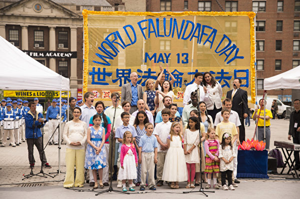 2014年5月15日為了慶祝世界法輪大法日,部分紐約法輪功學員於聯合廣場舉辦慶祝活動。(戴兵/大紀元) 2014年5月15日為了慶祝世界法輪大法日,部分紐約法輪功學員於聯合廣場舉辦慶祝活動。(戴兵/大紀元)