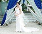 台灣三立、東森《媽咪的男朋友》於2014年5月16日在台北舉辦婚顧實習，楊謹華著新娘禮服出席記者會。（黃宗茂/大紀元）
