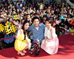 17日，安唯绫、谢坤达、陈匡怡顶着艳阳与500位粉丝相见欢。（图/台视提供）