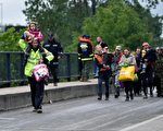 波斯尼亚和塞尔维亚暴雨，各地引发洪患。图为5月17日，救援人员疏散塞尔维亚Obrenovac镇灾民。 （ANDREJ ISAKOVIC／AFP／Getty Images）