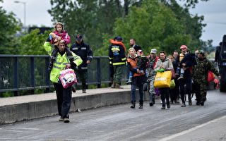 波士尼亞和塞爾維亞暴雨，各地引發洪患。圖為5月17日，救援人員疏散塞爾維亞Obrenovac鎮災民。 （ANDREJ ISAKOVIC／AFP／Getty Images）