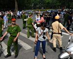 2014年5月18日，警察要求人们离开河内中国大使馆附近街道。各地的中国大使馆跟抗议地点都戒备森严，进一步的反中抗议活动似乎已经告吹。（HOANG DINH Nam/AFP）