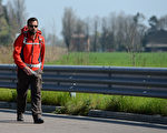3月19日，前法國興業銀行交易員熱羅姆．凱維埃爾（Jerome Kerviel）在意大利步行的路上。 (GABRIEL BOUYS/AFP/Getty Images)
