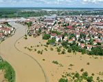 塞尔维亚和波斯尼亚暴雨，引发100多年来最严重水患。
图为5月18日，鸟瞰塞尔维亚波斯尼亚镇布尔奇科附近的灾情。（ELVIS BARUKCIC／AFP／Getty Images）