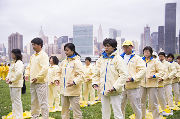 2014年5月14日,来自大纽约地区的近千名法轮功学员,在联合国总部对岸河边的甘纯公园,举行大型炼功排字。(戴兵/大纪元) 2014年5月14日,来自大纽约地区的近千名法轮功学员,在联合国总部对岸河边的甘纯公园,举行大型炼功排字。(戴兵/大纪元)