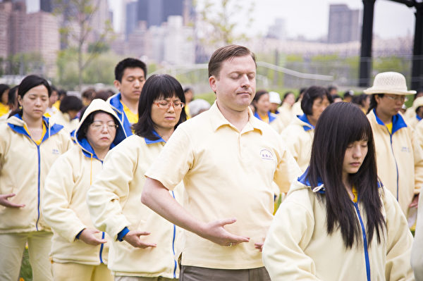 2014年5月14日,来自大纽约地区的近千名法轮功学员,在联合国总部对岸河边的甘纯公园,举行大型炼功排字。(戴兵/大纪元) 2014年5月14日,来自大纽约地区的近千名法轮功学员,在联合国总部对岸河边的甘纯公园,举行大型炼功排字。(戴兵/大纪元)