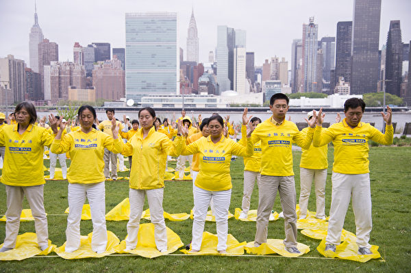 2014年5月14日,来自大纽约地区的近千名法轮功学员,在联合国总部对岸河边的甘纯公园,举行大型炼功排字。(戴兵/大纪元) 2014年5月14日,来自大纽约地区的近千名法轮功学员,在联合国总部对岸河边的甘纯公园,举行大型炼功排字。(戴兵/大纪元)