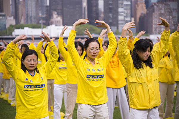 2014年5月14日,来自大纽约地区的近千名法轮功学员,在联合国总部对岸河边的甘纯公园,举行大型炼功排字。(戴兵/大纪元) 2014年5月14日,来自大纽约地区的近千名法轮功学员,在联合国总部对岸河边的甘纯公园,举行大型炼功排字。(戴兵/大纪元)