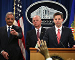 圖：美國司法部長霍爾德（左一）19日在新聞發布會上，就刑事指控中共軍方的網絡入侵行為，回答記者提問。(Alex Wong/Getty Images)