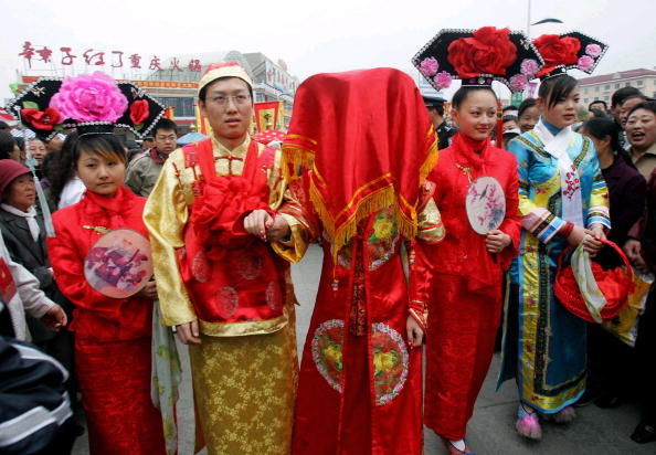 滿族早期的婚嫁禮儀更多地保留了女真人的習俗，簡樸有趣。圖為一對滿族新人。（圖/Getty Images）