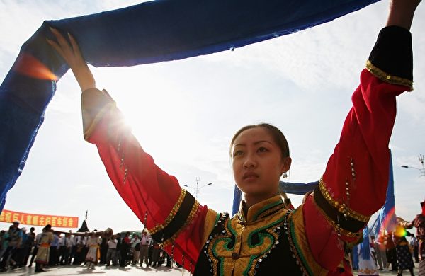 蒙古族凡遇喜慶事，迎送賓客均獻哈達表示慶祝或敬意。（圖/Getty Images）