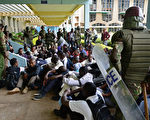 肯亚奈洛比大学抗议学生，20日为躲避催泪瓦斯，遭警方追赶至教室。(Carl de Souza/AFP)