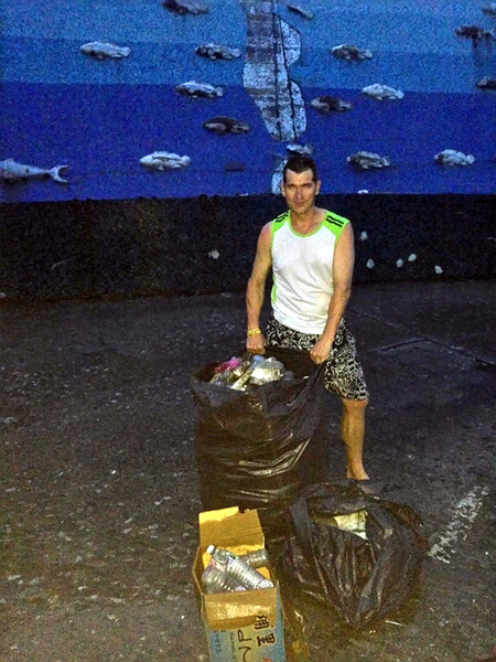 在台湾居住14年的美国人克里斯,20日傍晚驾驶艇到富冈港,看见港湾很脏,于是在海里捞垃圾,照片被钓客放在脸书,6000多人按赞。(胡姓钓客提供) 在台湾居住14年的美国人克里斯,20日傍晚驾驶艇到富冈港,看见港湾很脏,于是在海里捞垃圾,照片被钓客放在脸书,6000多人按赞。(胡姓钓客提供)