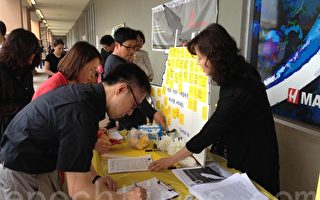 韩裔草根组织超市前征签 纪念“世越号”死难者