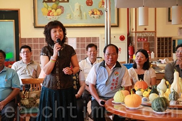 造桥乡妇女会理事长廖秀红力推南瓜饮食。(许享富 /大纪元) 造桥乡妇女会理事长廖秀红力推南瓜饮食。(许享富 /大纪元)