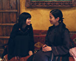 宮澤里惠（右）演出琪琪媽媽的角色，她讚小芝風花（左）有大將之風。（華映提供）