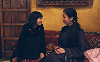 宫泽里惠（右）演出琪琪妈妈的角色，她赞小芝风花（左）有大将之风。（华映提供）