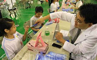 彰化縣牙醫師公會舉辦學童潔牙比賽。（郭益昌/大紀元）