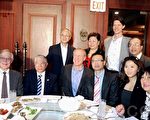 朗纳（前排左三）与华商会成员合影，前排左二为华商会会长陈伟民。（温文清/大纪元）