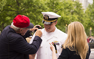 纽约舰队周 911纪念碑前举行重新入伍仪式