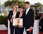 三位法國導演合作的《派對女孩》獲得象徵最佳首部電影殊榮的「金攝影機」大獎。（Ian Gavan/Getty Images）