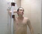 陈乃荣在《妈咪的男朋友》挑战露肌洗澡。（三立提供）