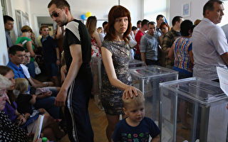 乌国选民勇敢投票 奥巴马赞扬