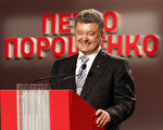 “巧克力大王”波洛申科在乌克兰大选第一轮投票，赢得54.06%选票胜选。(SERGEI GAPON/AFP)