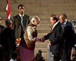 2014年5月26日，新宣誓就職的印度總理莫迪（左）在儀式後與巴基斯坦總理謝里夫握手。(PRAKASH SINGH/AFP/Getty Images)
