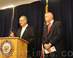 5月26日，联邦参议员舒默（左）呼吁为联邦“打击贩毒资金”增加1亿元资金。（王依澜/大纪元）