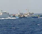 5月15日，中共舰船（左）与三艘越南船只在有主权争议的南海近距离接触。十多天后的本周一冲突升级，中越发生撞船事件，一艘越南渔船沉没。(HOANG DINH NAM/AFP)