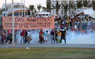 世足抗议 巴西警发射催泪瓦斯