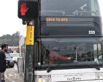旧金山经济发展迅速导致一系列问题，谷歌巴士就是引起争议的话题之一。图为旧金山的谷歌巴士。（周凤临/大纪元）