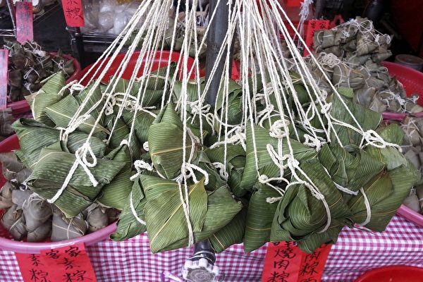 传统市场贩卖各种口味的粽子。(苏玉芬/大纪元) 传统市场贩卖各种口味的粽子。(苏玉芬/大纪元)