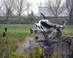 乌克兰东部地区的亲俄罗斯反叛在斯洛维扬斯克附近击落了一架乌克兰军用直升机，造成14人死亡,其中包括一名乌克兰高级将军。图为2014年5月2日，斯洛维扬斯克，一架乌克兰军用直升机在降落附近的一处村庄。(VASILY MAXIMOV/AFP/Getty Images)